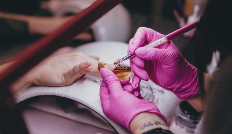 Manicure de sucesso Conheça 4 especializações na área profissional.